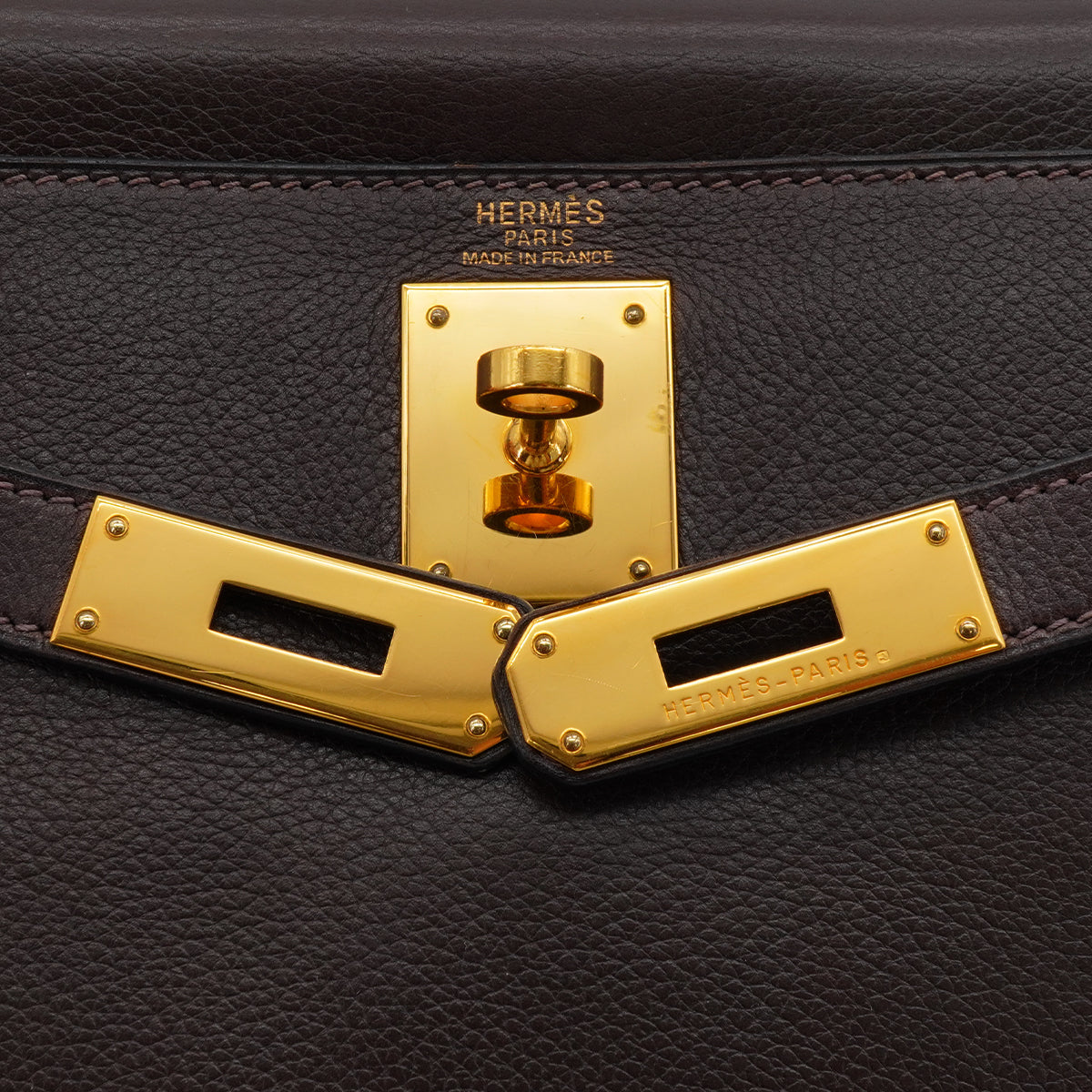 HERMES KELLY 28 RETOURNE CHOCOLATE VEAU GULLIVER HAND SHOULDER BAG 2001 SQUARE H GOLD HARDWARE 90344455