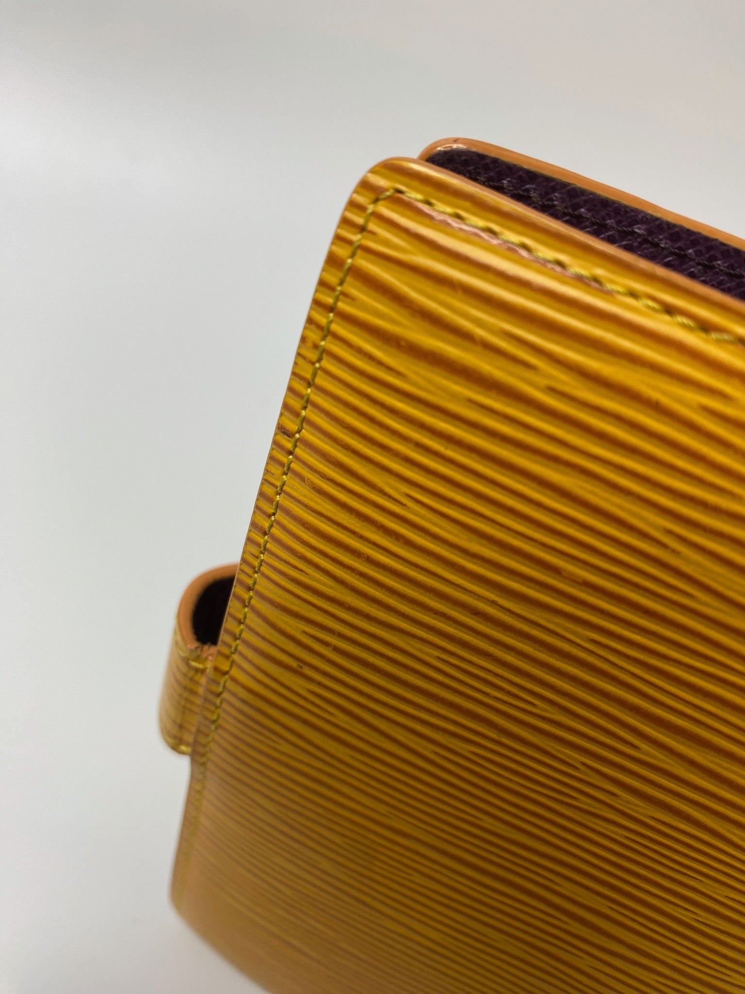 Louis Vuitton Epi six-ring agenda cover detail