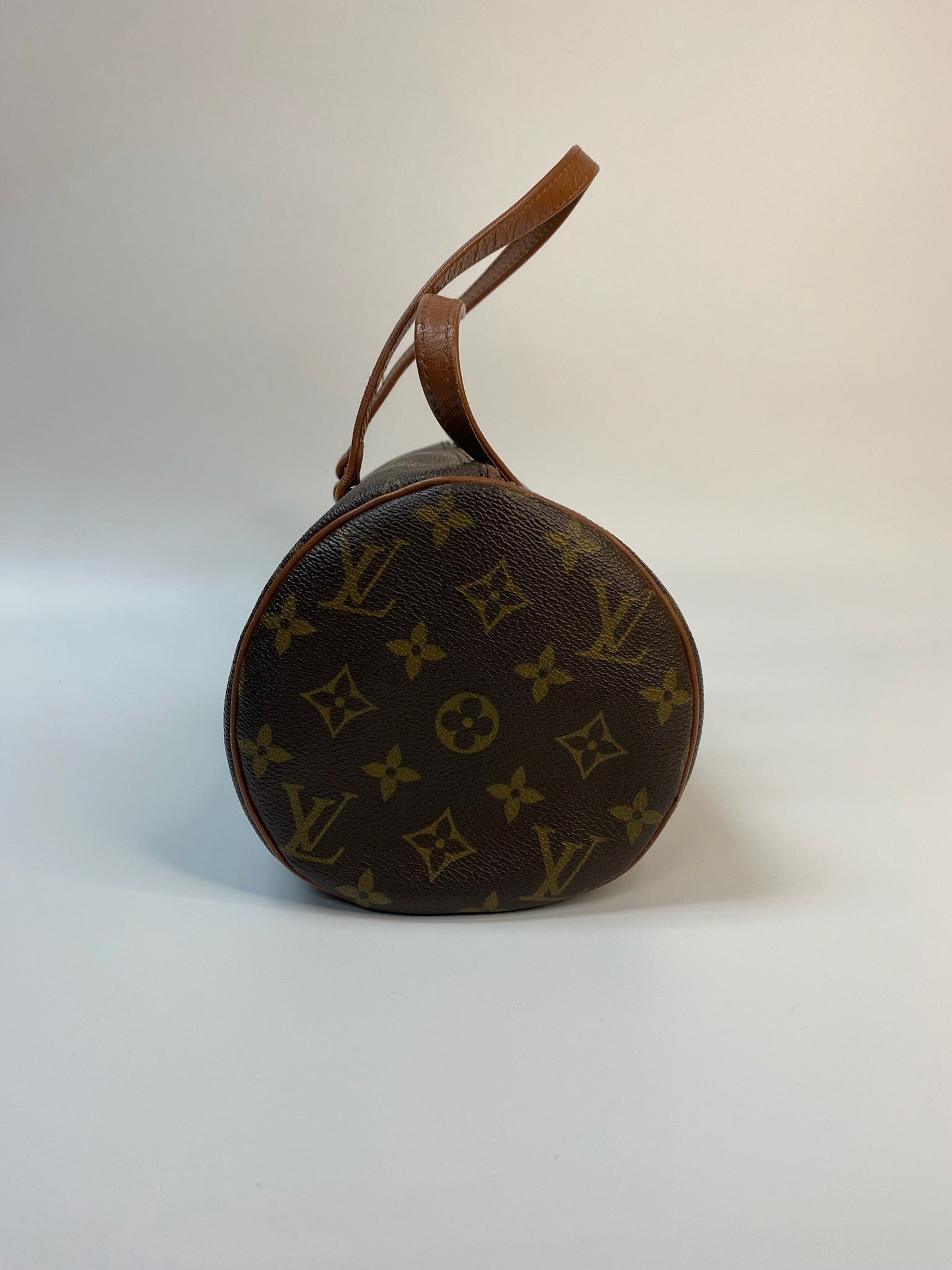 Louis Vuitton Papillon 26 monogram canvas handbag detail