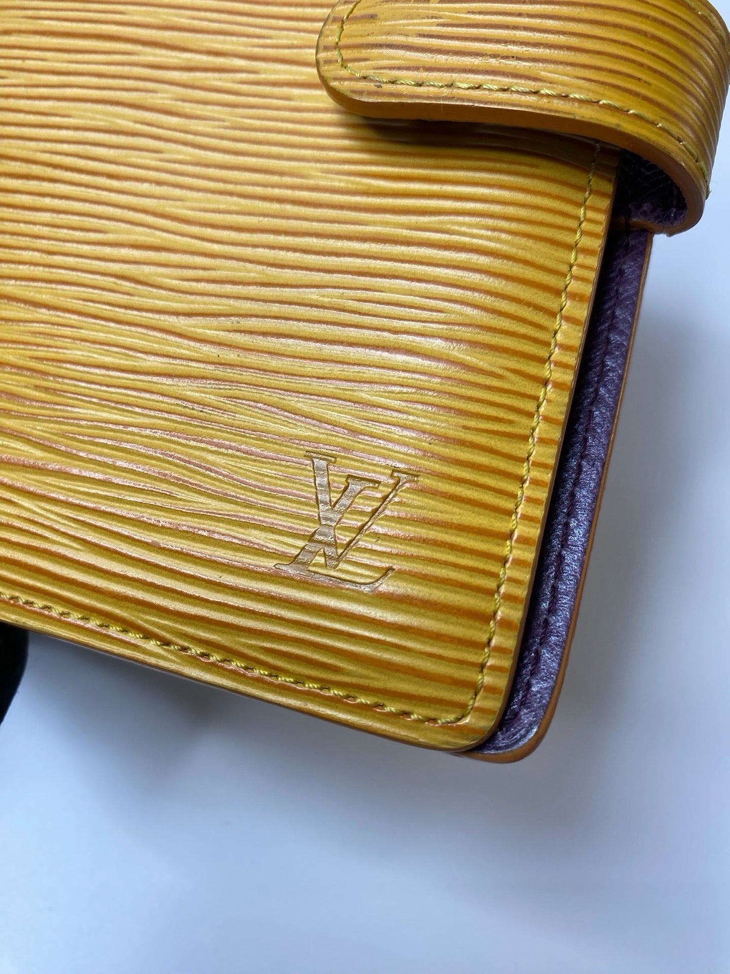 Louis Vuitton Epi six-ring agenda cover detail