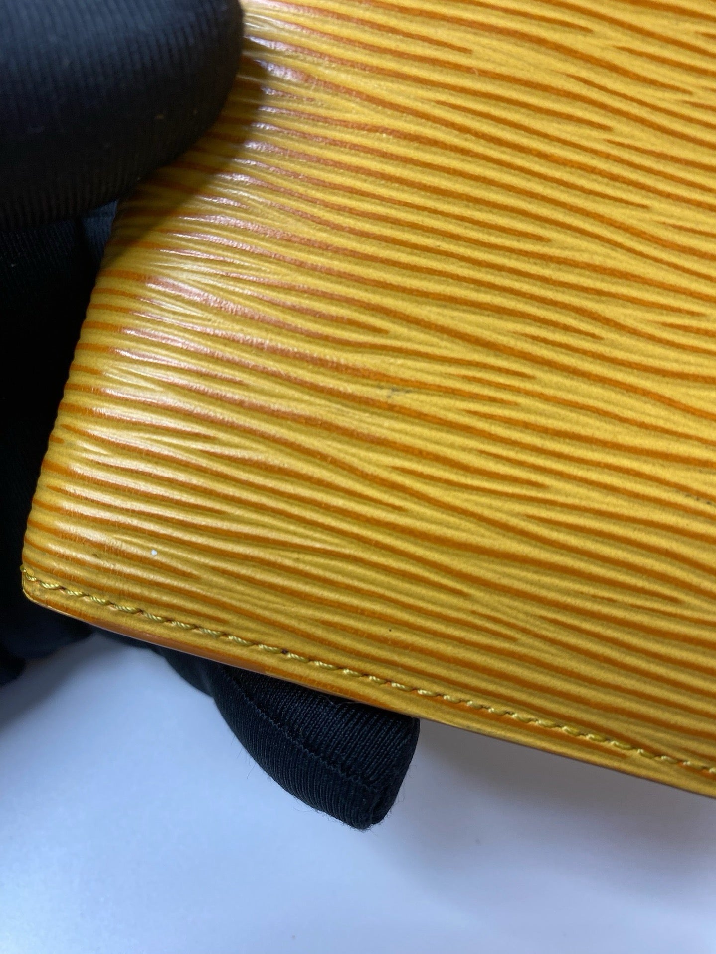 Louis Vuitton Epi six-ring agenda cover detail