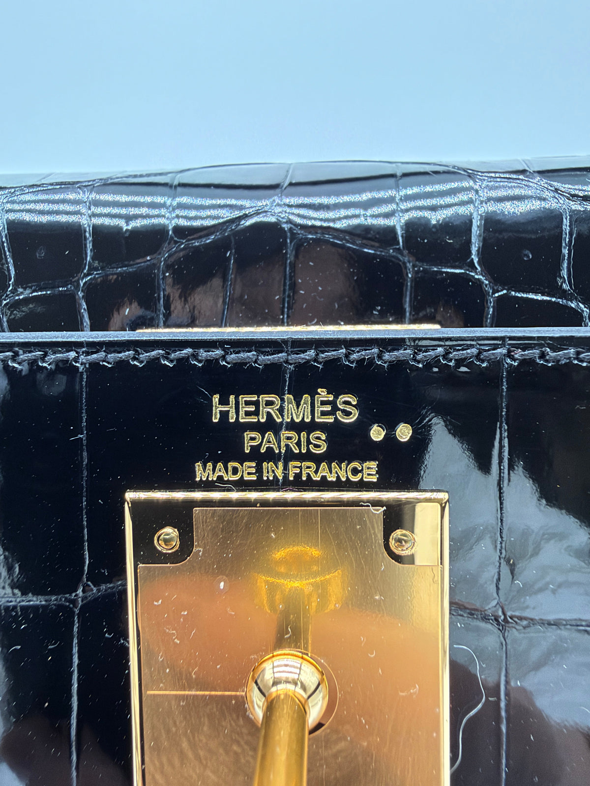 Hermès Kelly 28 Noir Shiny Niloticus Gold Hardware