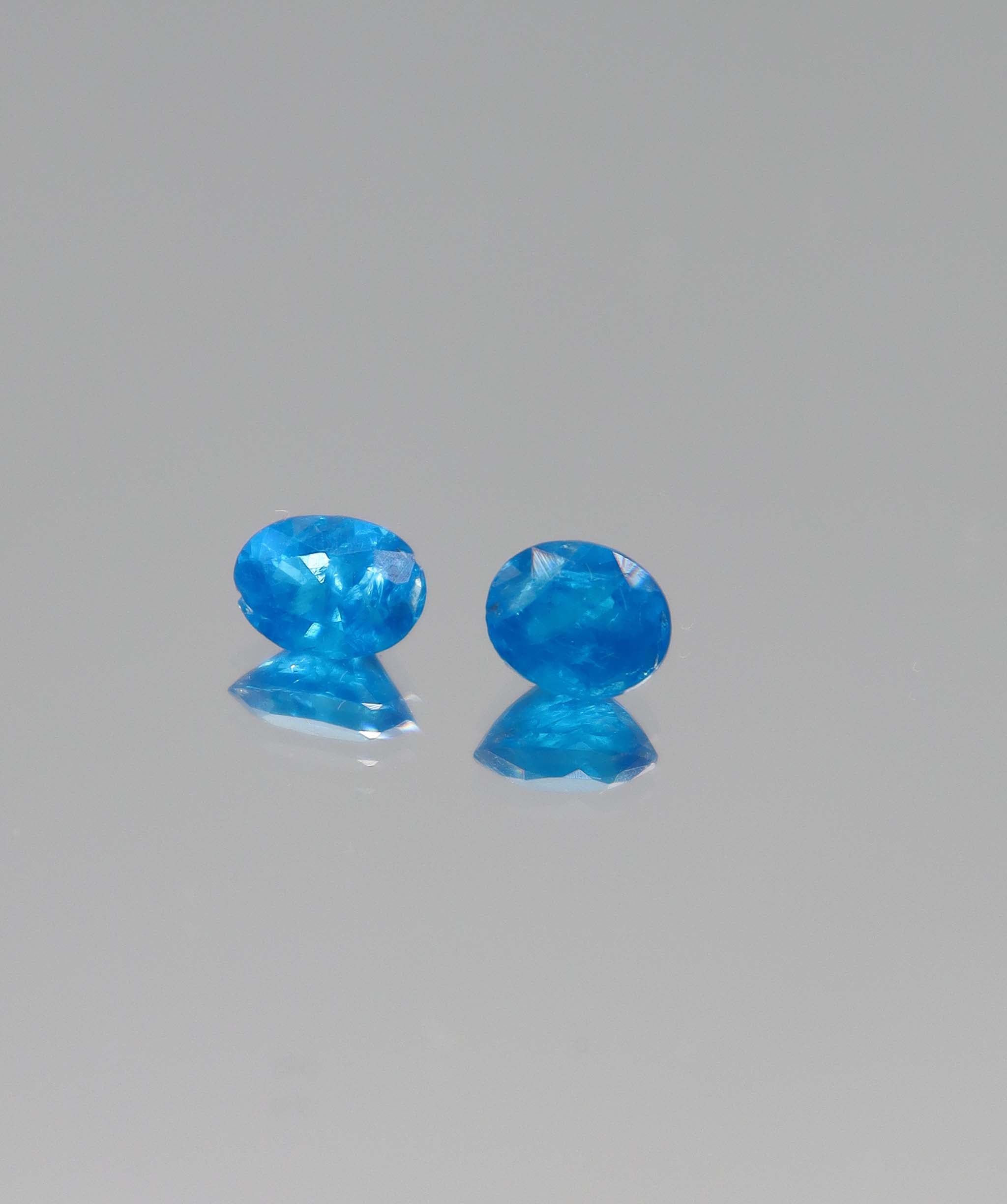 Neon blue Apatite (price for 1 stone) DXBCS2723