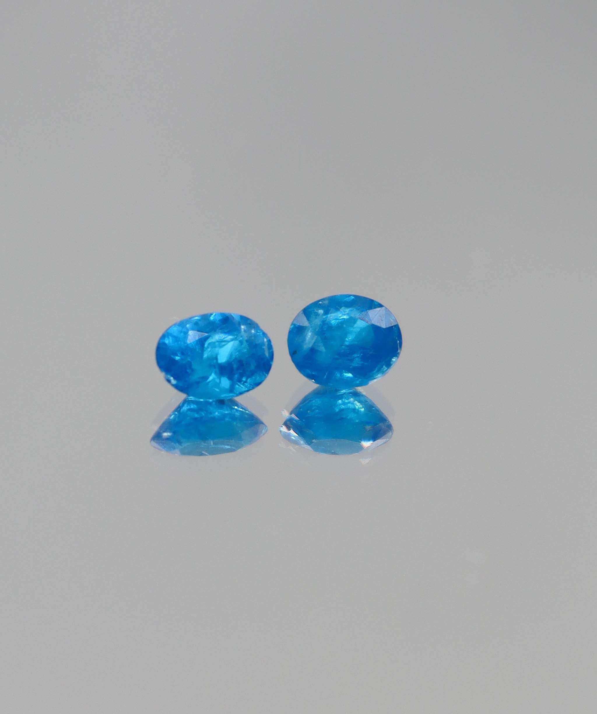 Neon blue Apatite (price for 1 stone) DXBCS2723