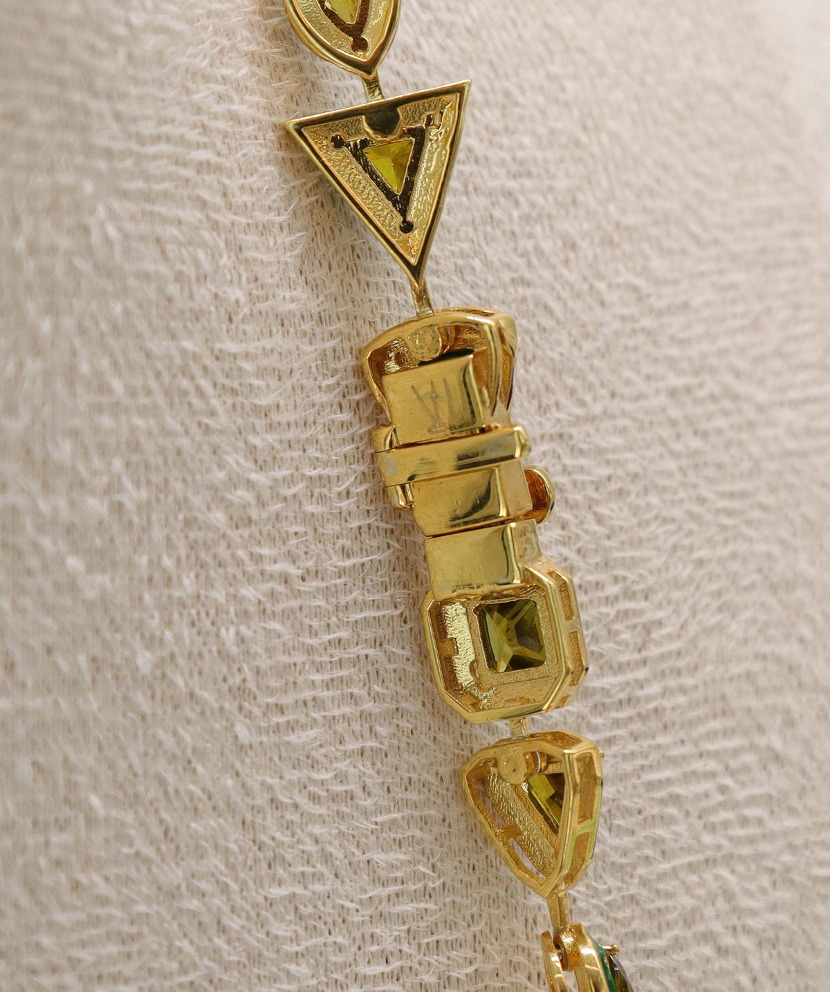 Morphe - 31crts Peridot Multi Shape Necklace HOA016