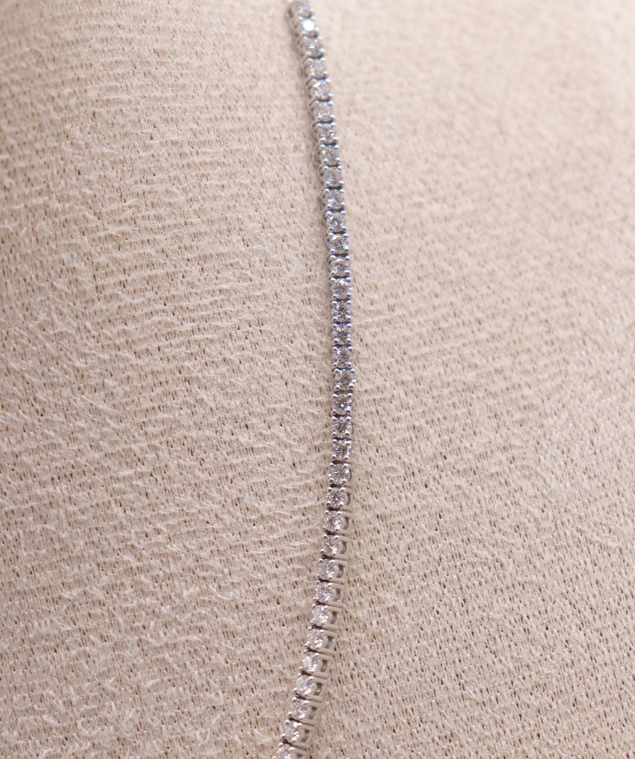 PENDENT GOLD WT 11.19 DIA WT 2.77