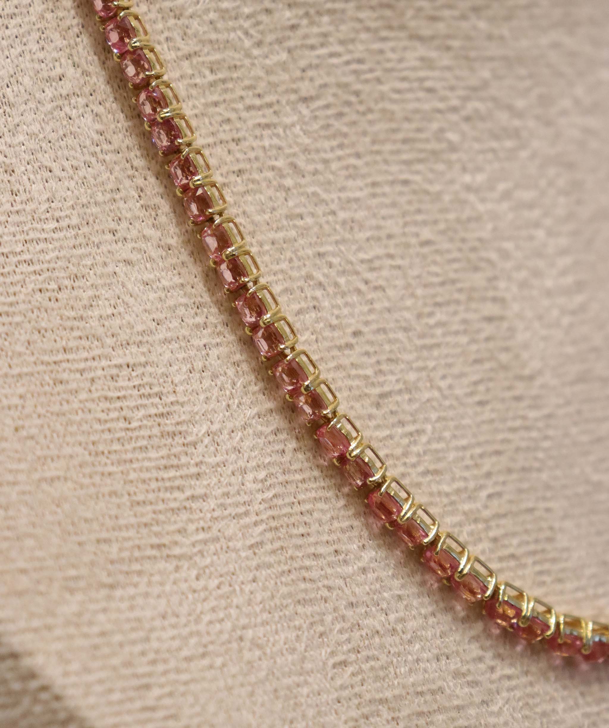 Pink spinel AGC3704