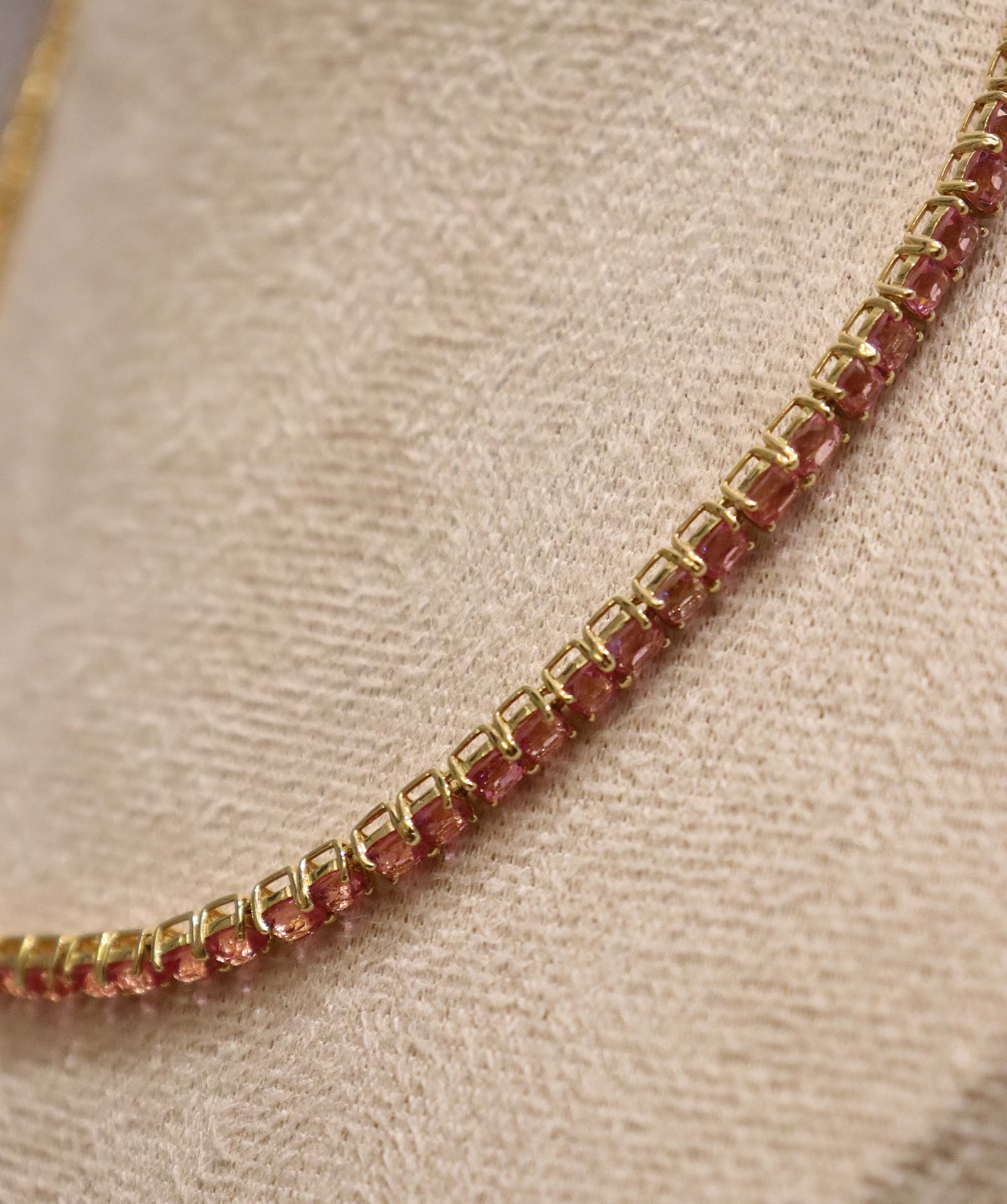 Pink spinel AGC3704