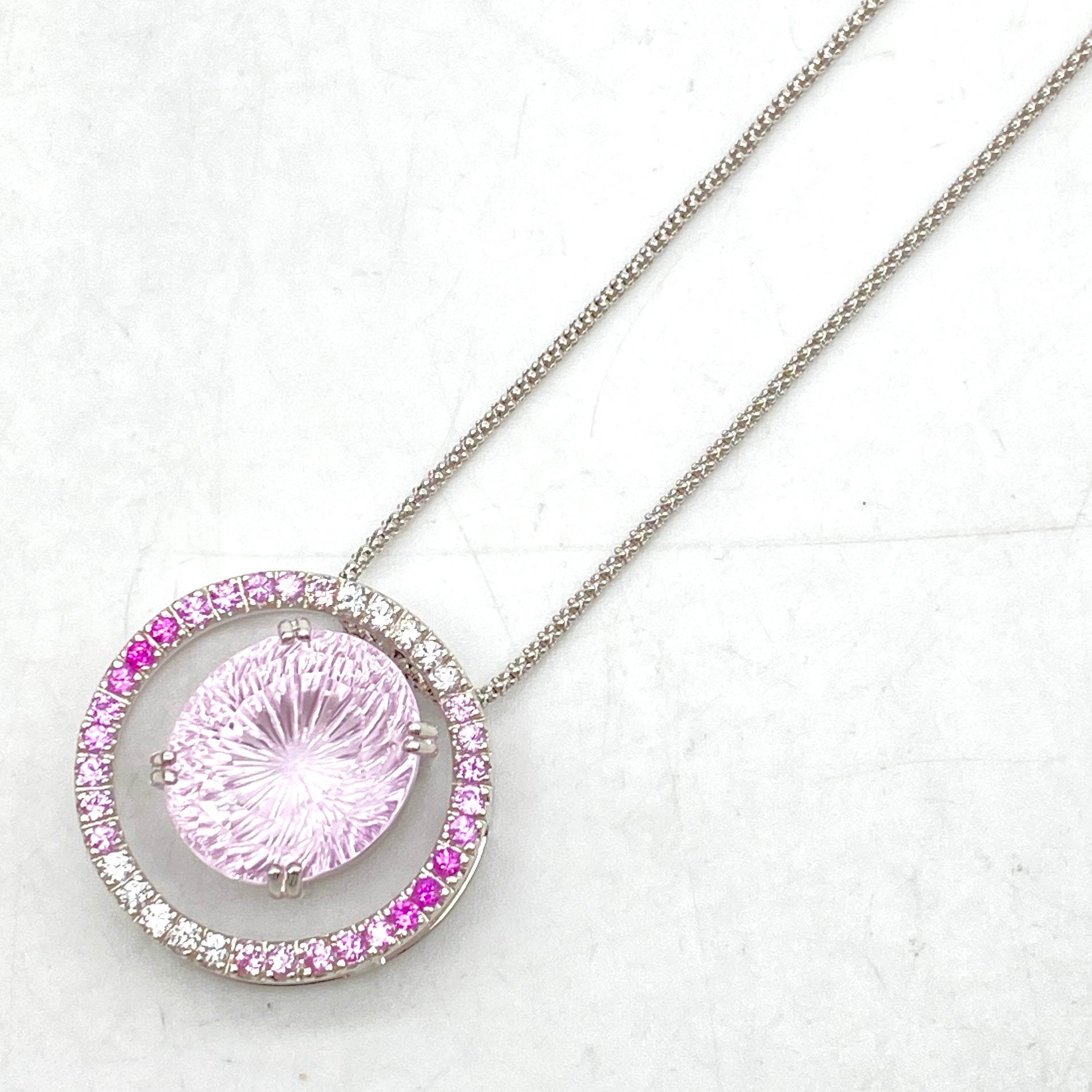 25-30955-0 K18/K18WG Kunzite Necklace KU 23.89 SA 1.03 14.2g