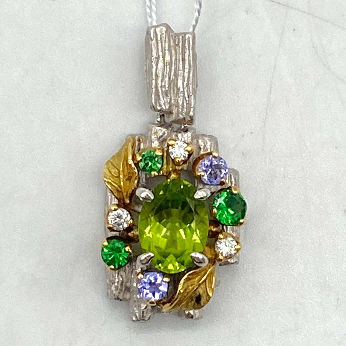 25-23808-1 K18/K18WG Peridot Pen Top PE 1.31 DA 0.08 5.4g