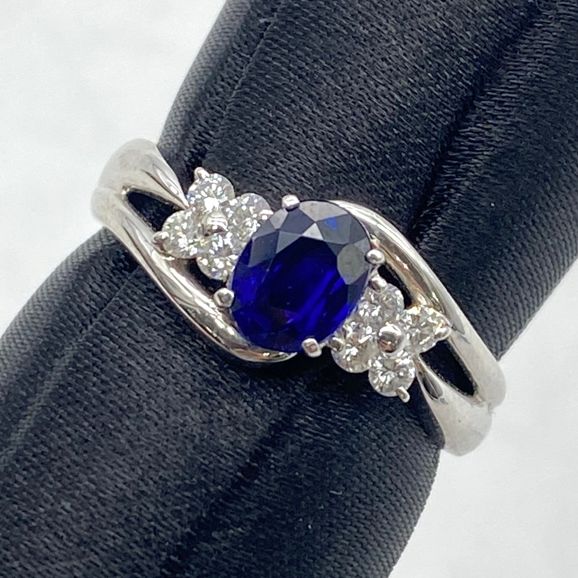 25-26084-0 K18WG Sapphire Ring SA 0.68 DA 0.20 3.5g GRJ