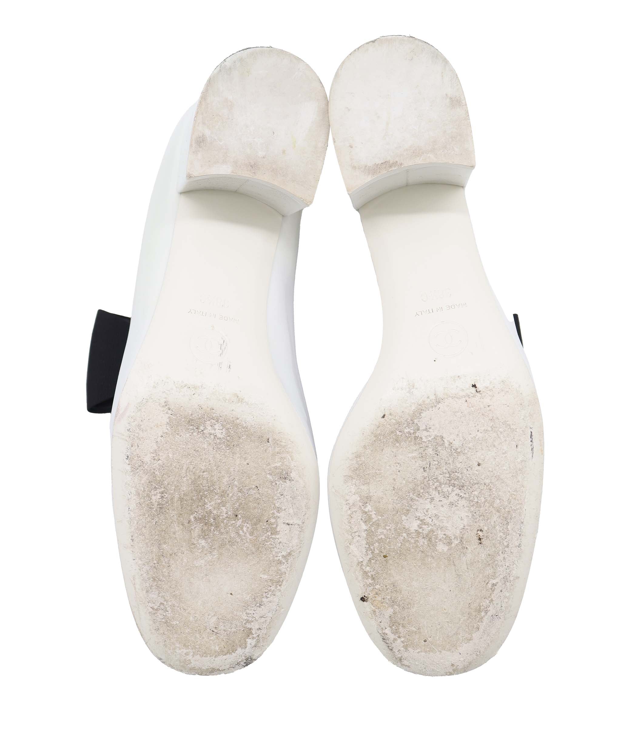 CHANEL MARY JANE PUMPS WHITE WITH BLACK BOW SIZE 38 1/2 ASC7302