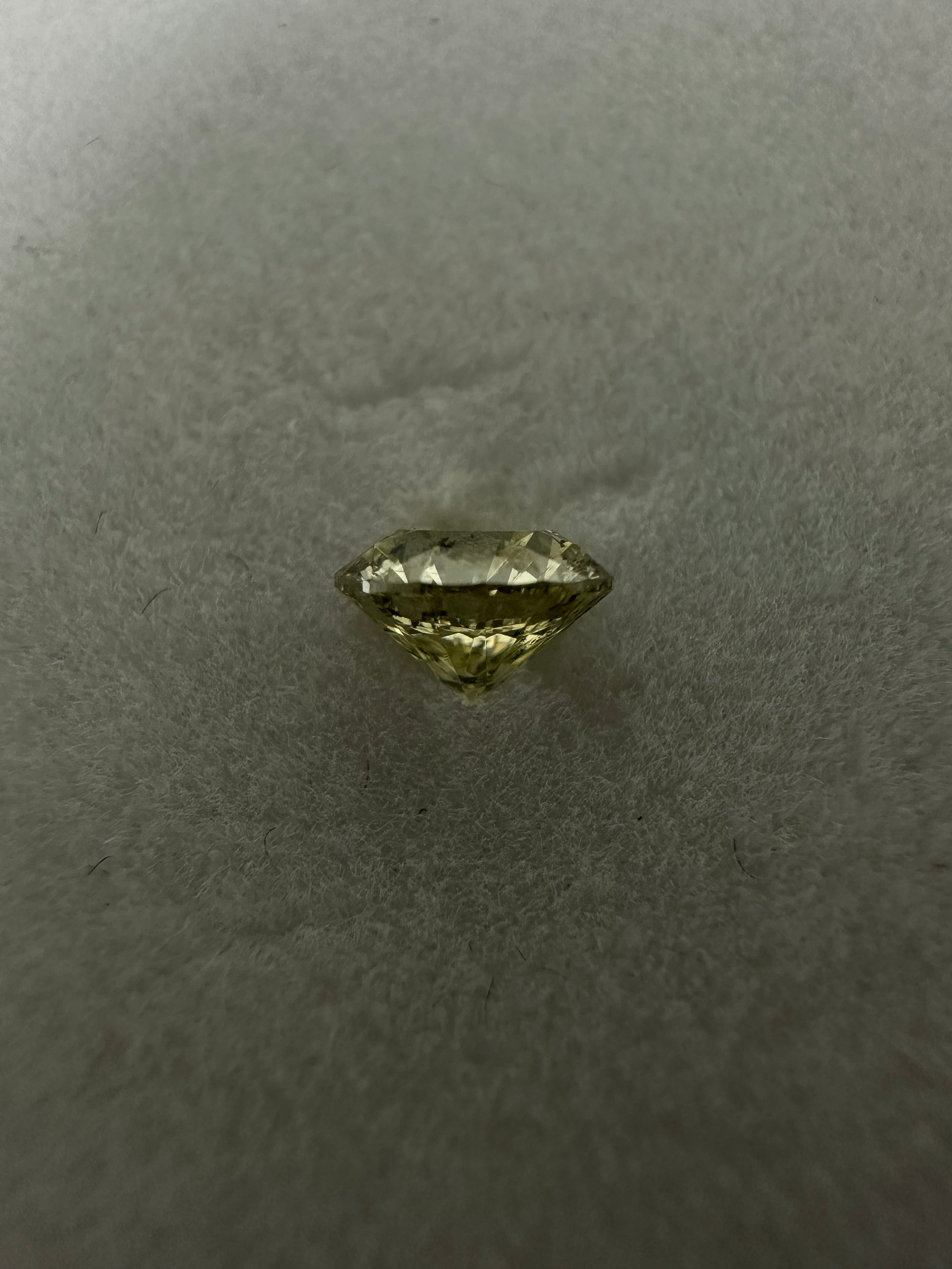 0.57ct LIGHT GREEN ROUND DIAMOND ANC1781