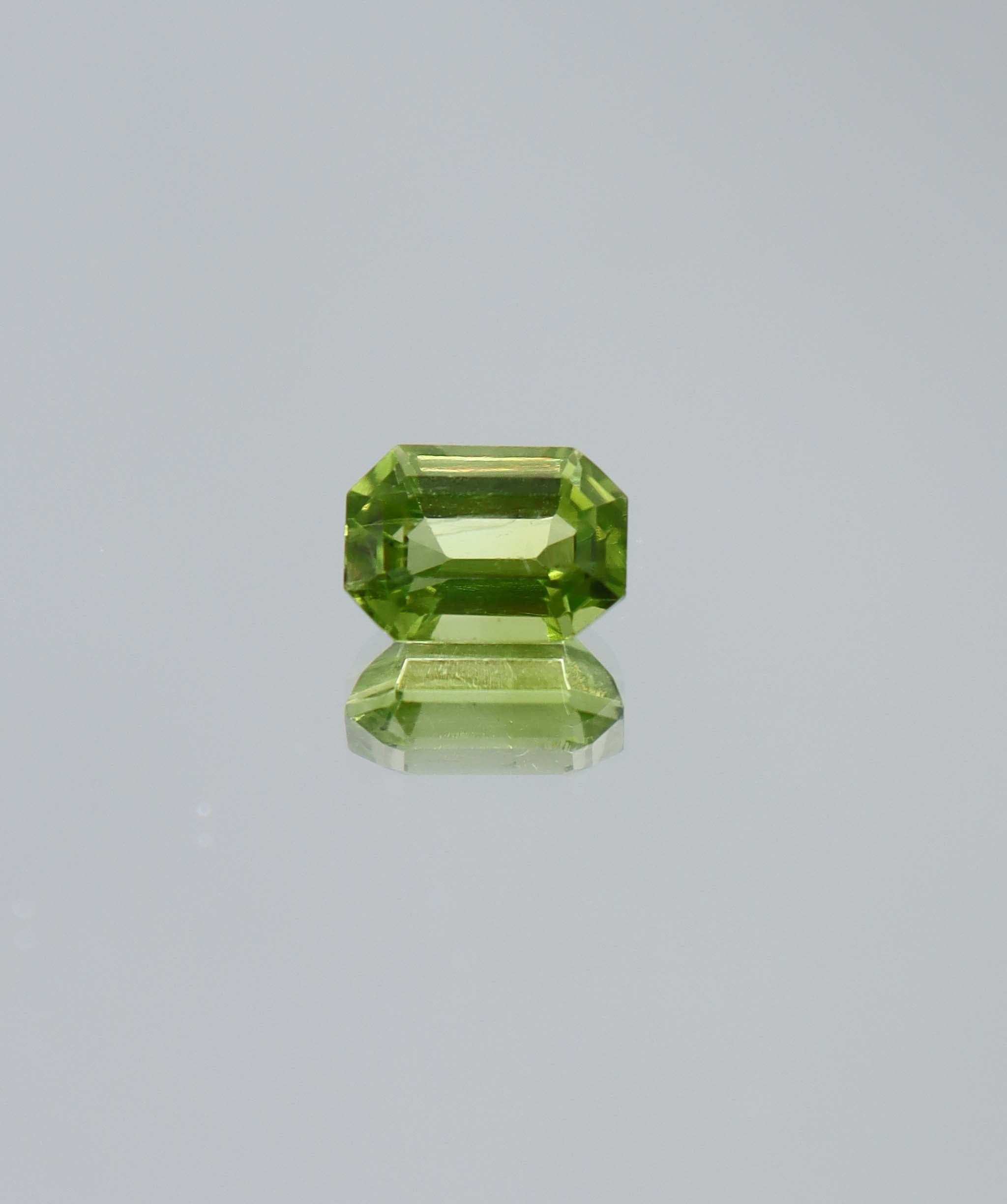 2.83ct Peridot Emerald DXBCS6001