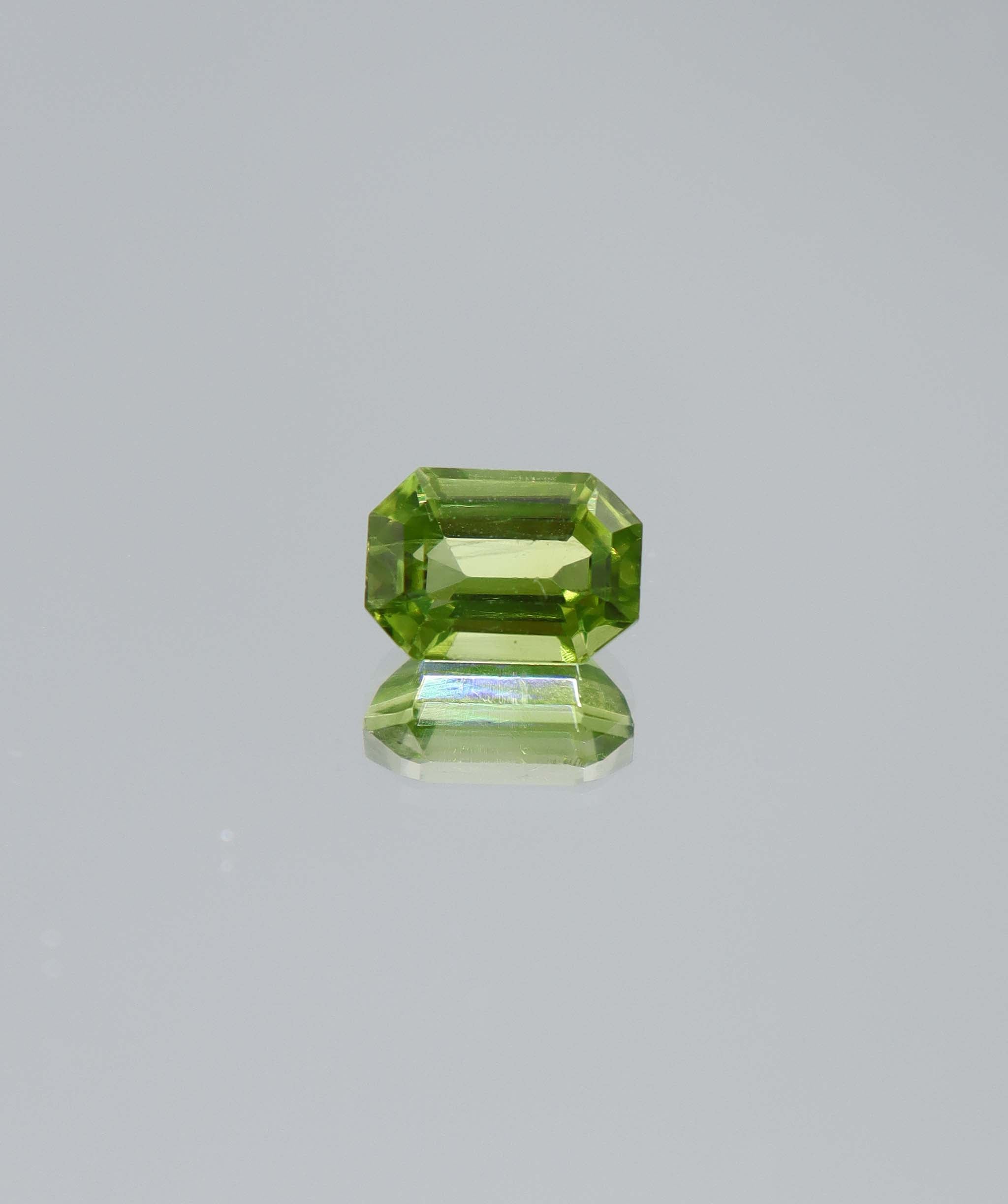 2.83ct Peridot Emerald DXBCS6001