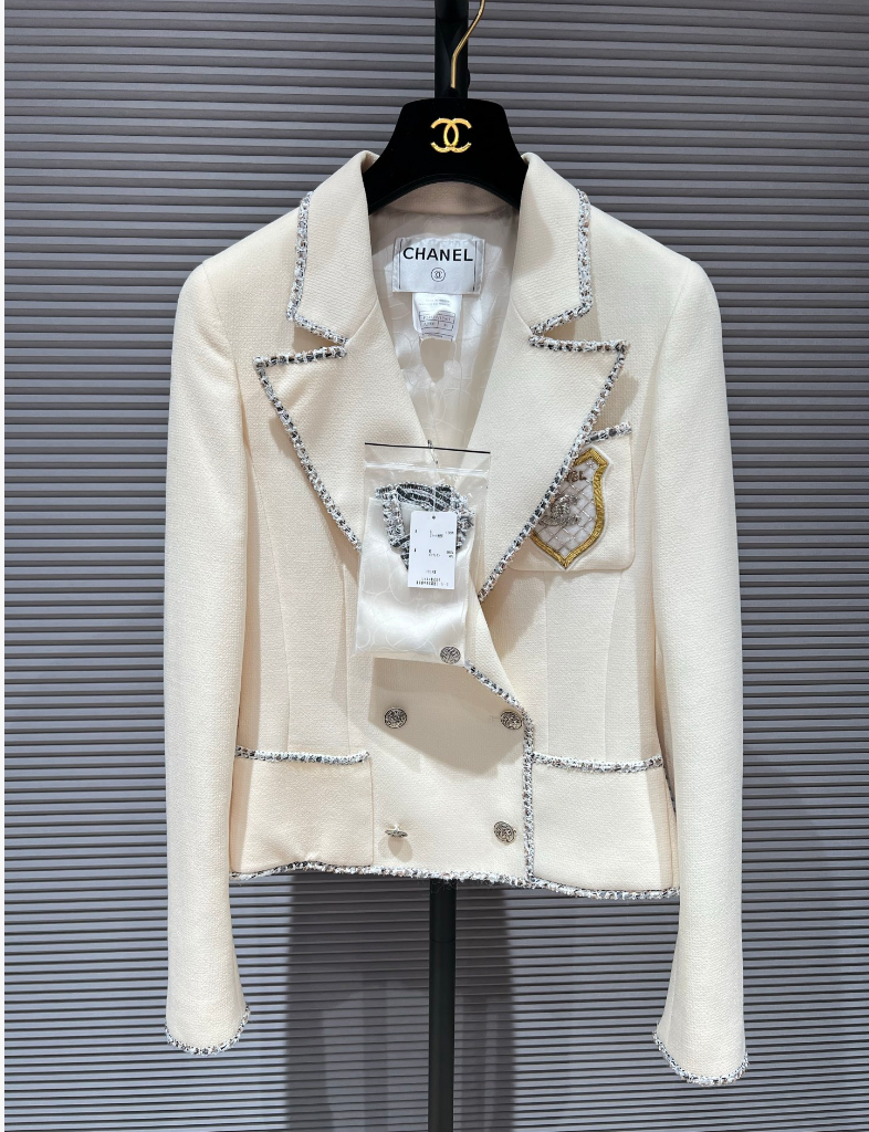ULTRA COVETED CHANEL DEVIL WEARS PRADA WHITE JACKET FT101453
