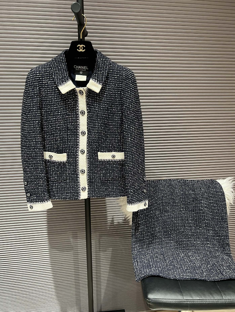 CHANEL VINTAGE 1996 BLACKWHITE SET 42 FT101601