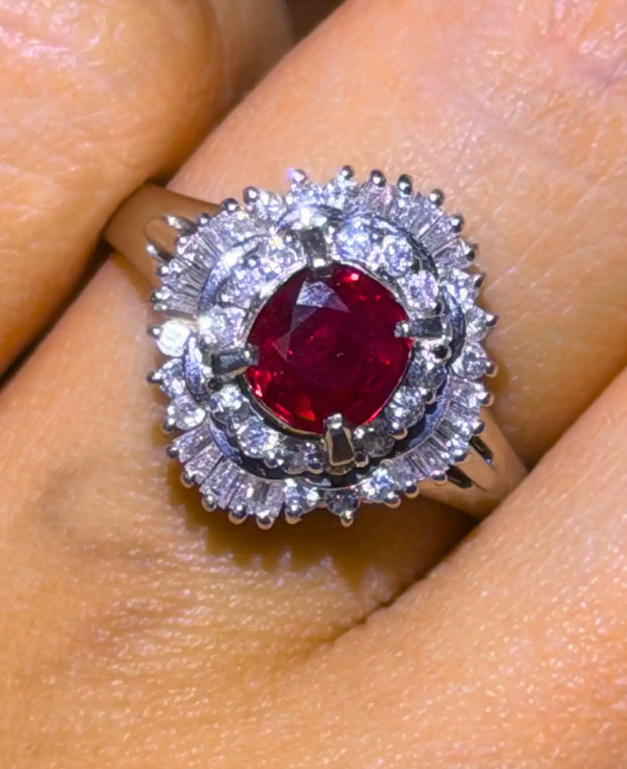 Oval Ruby Ring with Diamond Halo and Tapered Band in PT900 / 6.5g, R0.87ct, D0.52ct 22ZZN JJC0065