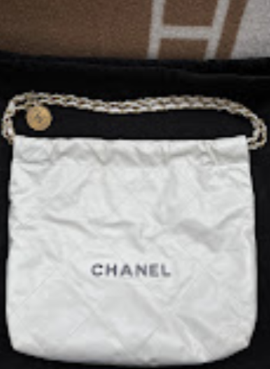 Chanel 22 White GHW (Black chanel) 2024 lambskin ALTC1078
