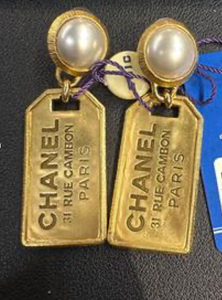 CHANEL pearl square earrings with China Inspection Certificate. YZ608032