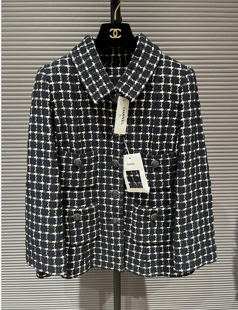 CHANEL 2018 HAMBURG BLACK/ WHITE JACKET 38 FT101461
