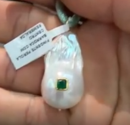 CL SEDA FINA PEROLA BARROCA COM CENTRO ESMERALDA - ouro18k NECKLACE DXBCS6277