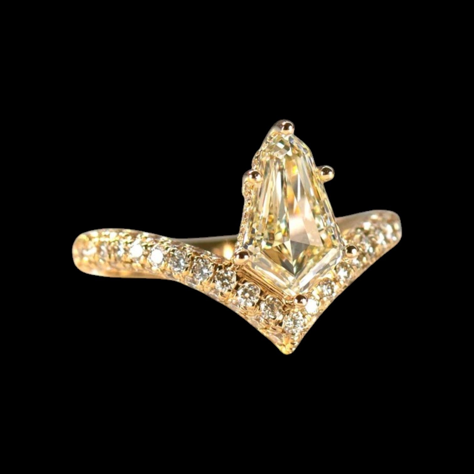 1.61ct Kite / Shield Cut Diamond Ring set in 18K Yellow Gold