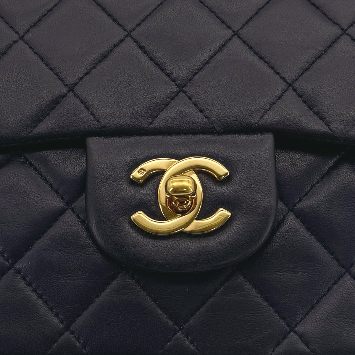 VINTAGE CHANEL CLASSIC FLAP SMALL CHAIN SHOULDER BAG NAVY LAMB SKIN GOLD HARDWARE 90311043