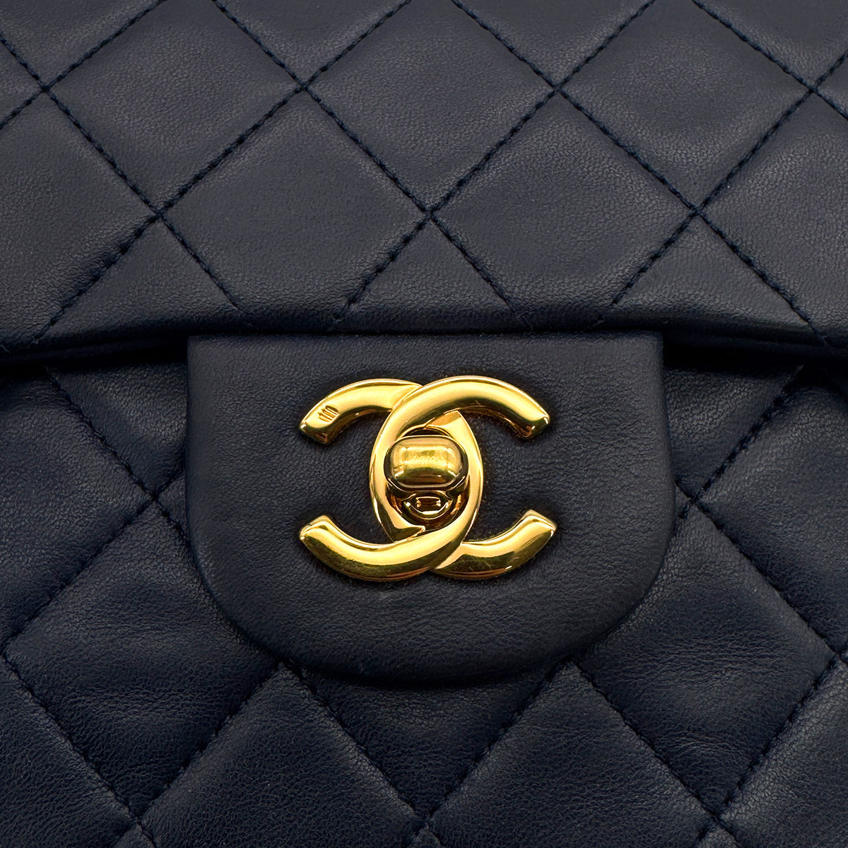 VINTAGE CHANEL CLASSIC FLAP SMALL CHAIN SHOULDER BAG NAVY LAMB SKIN GOLD HARDWARE 90318735