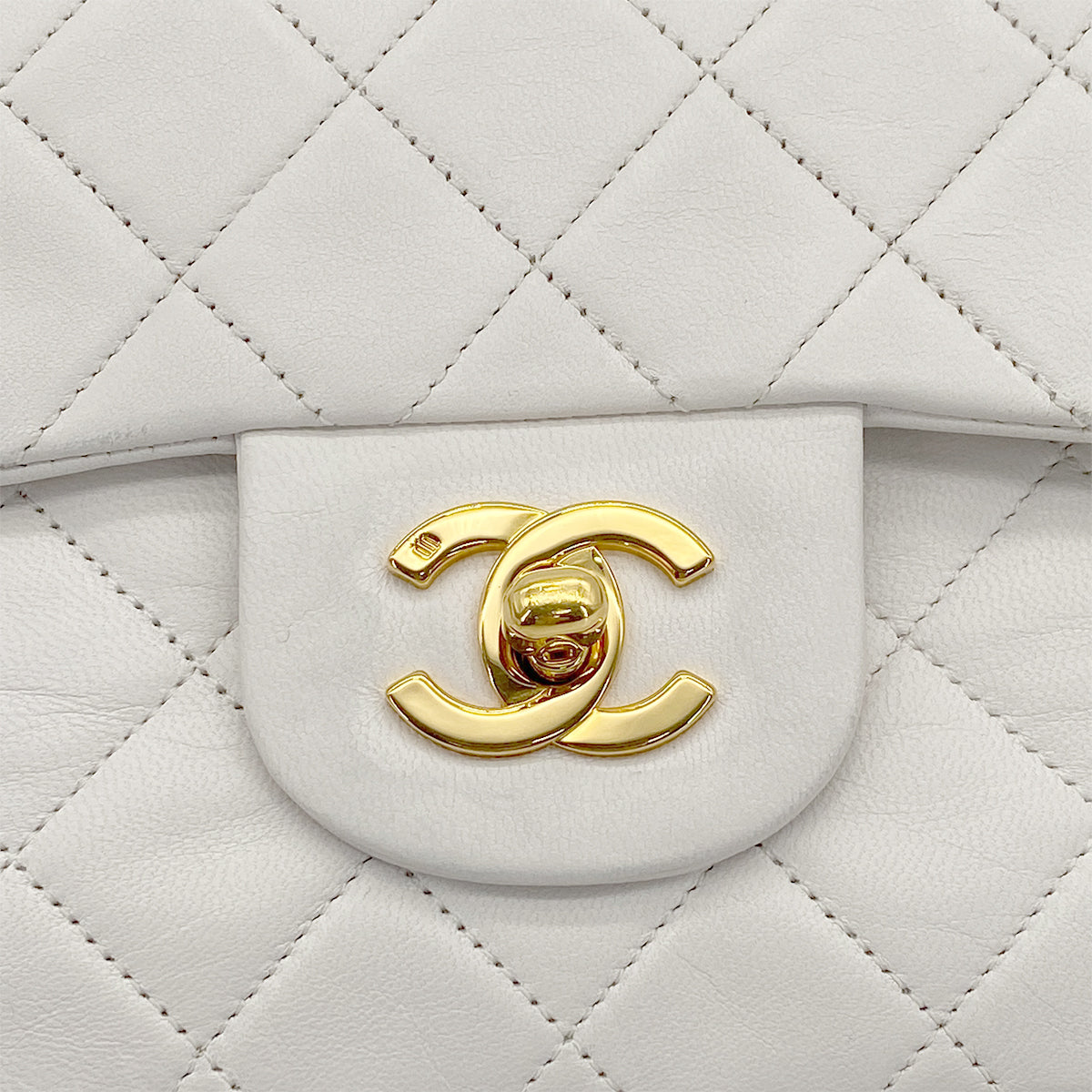 VINTAGE CHANEL CLASSIC FLAP SMALL CHAIN SHOULDER BAG WHITE LAMB SKIN GOLD HARDWARE 90319695