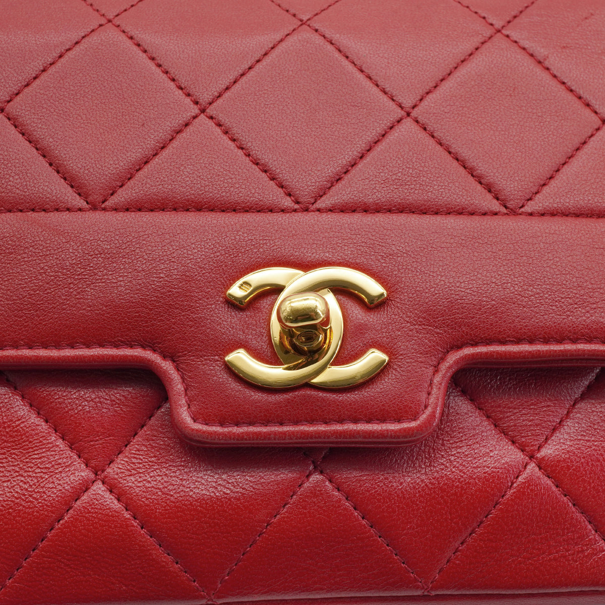 VINTAGE CHANEL MATELASSE CHAIN SHOULDER BAG RED LAMB SKIN GOLD HARDWARE 90335593