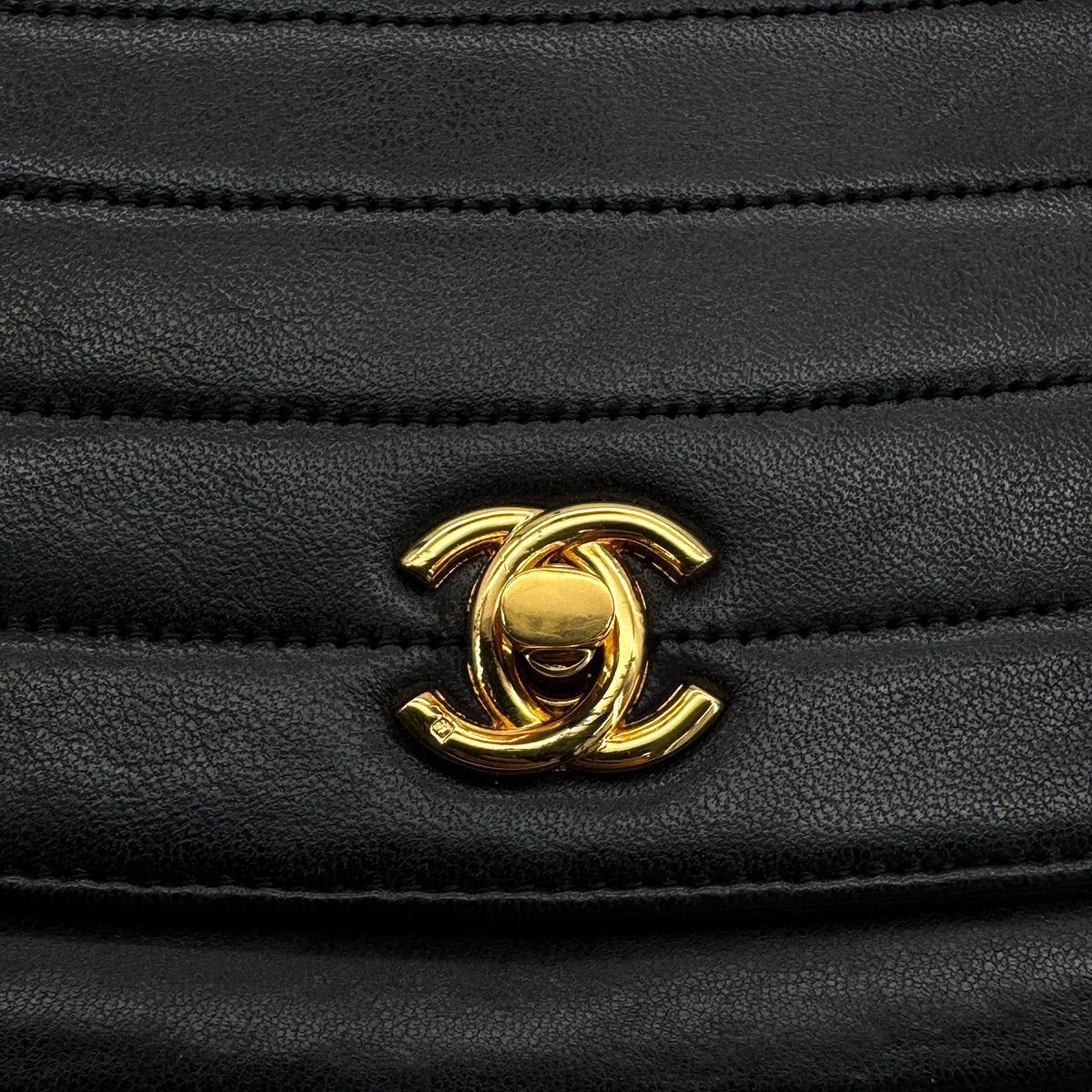 VINTAGE CHANEL WAVE STITCH CHAIN SHOULDER BAG BLACK LAMB SKIN GOLD HARDWARE 90324278