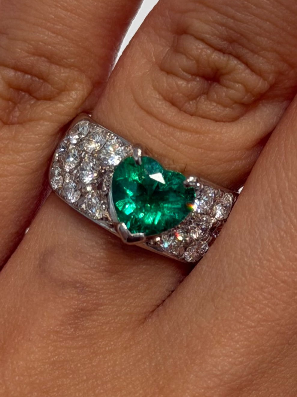 #10.5 Ring in Pt900 - Emerald 1.60 heart + D1.30 (Col-F1 / GIA) 5372 JJC1376