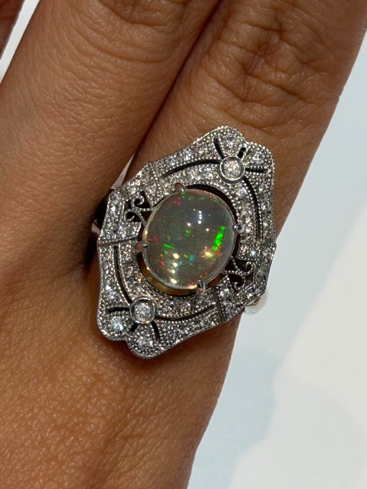 #18 Ring in Pt900 - White Opal 4.31 + D0.40 (antique) 5267 JJC1321