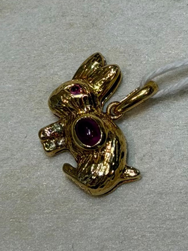 - Pendant in K18 - Ruby (na) cab + D0.02 (rabbit) 5635 JJC1331