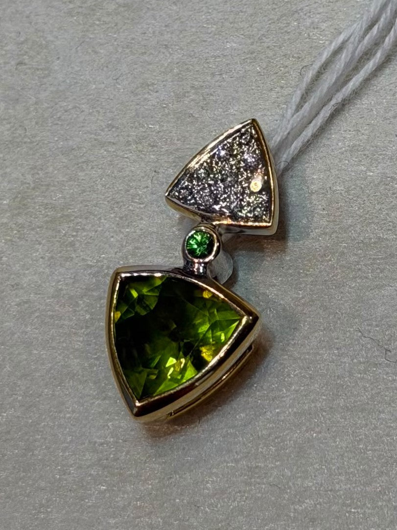 - Pendant in K18 - Peridot + Diamond 5275 JJC1333