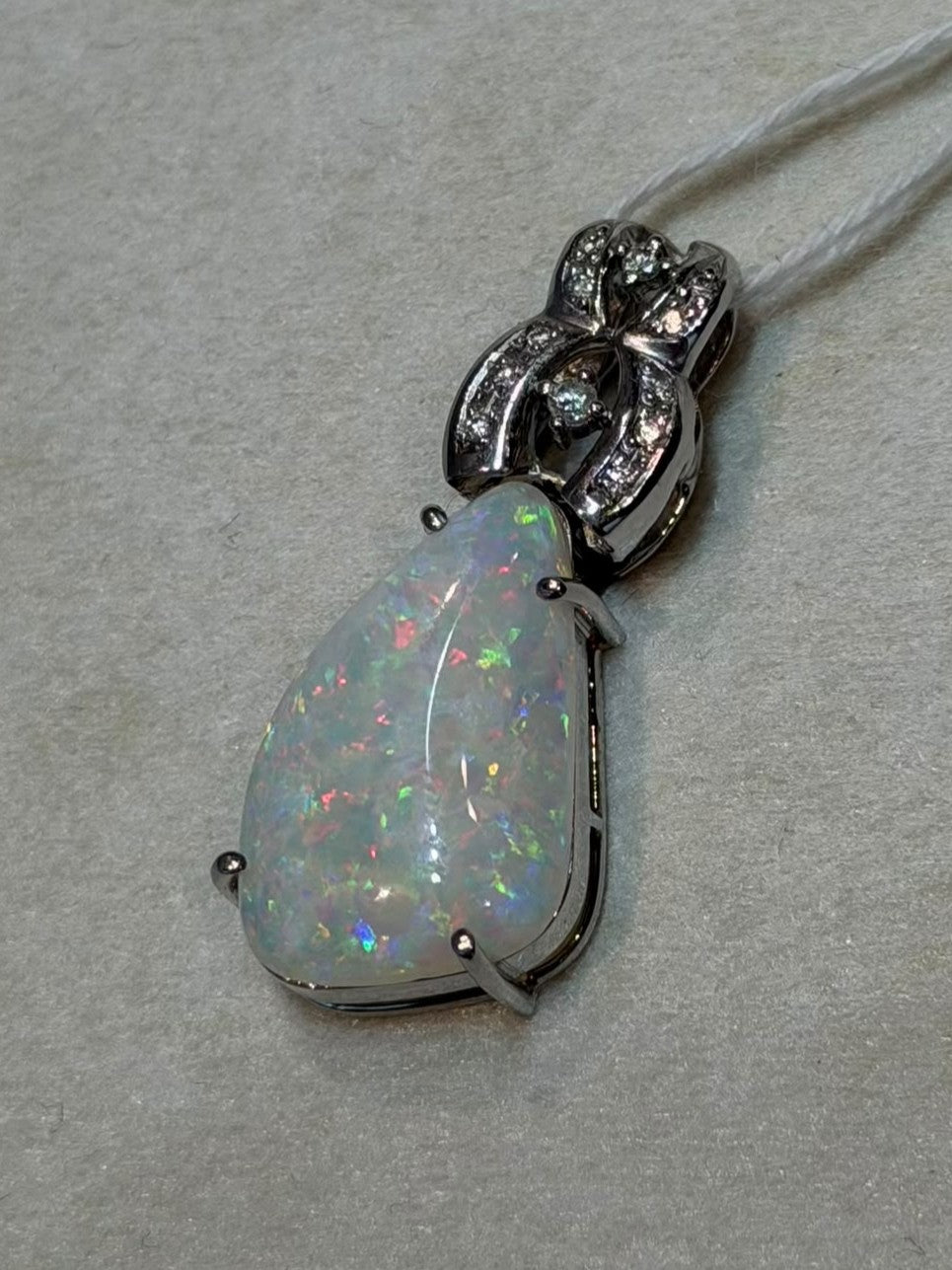 - Pendant in Pt900 - Opal 5.75 pear + D0.13 6044 JJC1336