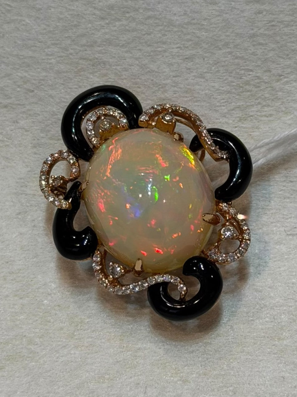 Brooch in K18PG - Opal 15.76 + Onyx + D0.35 5085 JJC1340