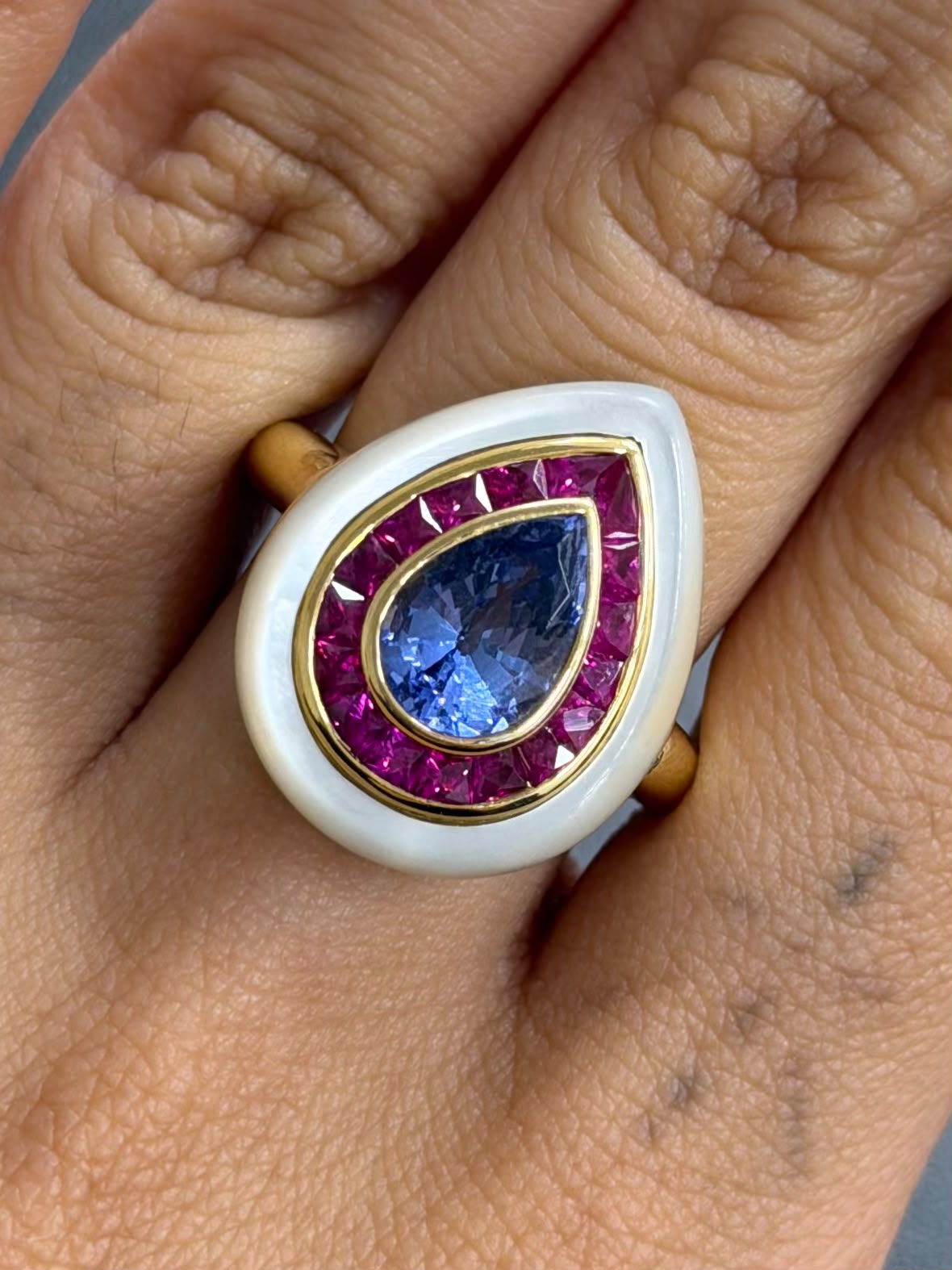 Ring in K18 - Tanzanite 2.41 + Ruby halo 2226 JJC1478