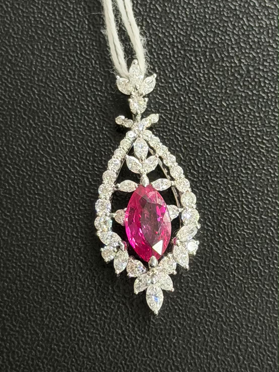 Pendant in Pt900 - Ruby 1.91 + D1.22 1750 JJC1470