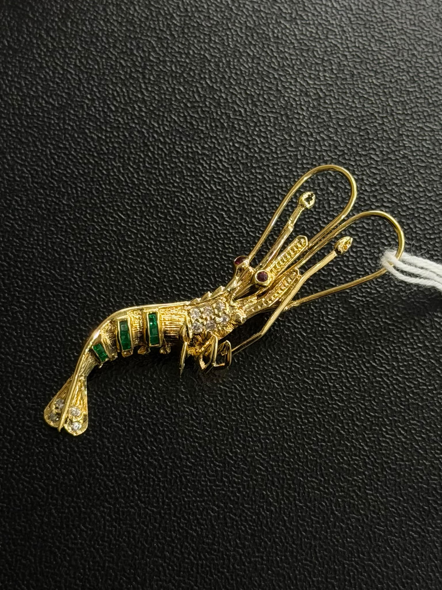 Brooch in K18 - Emerald 0.10 + Ruby 0.04 + D0.06 0550 JJC1505