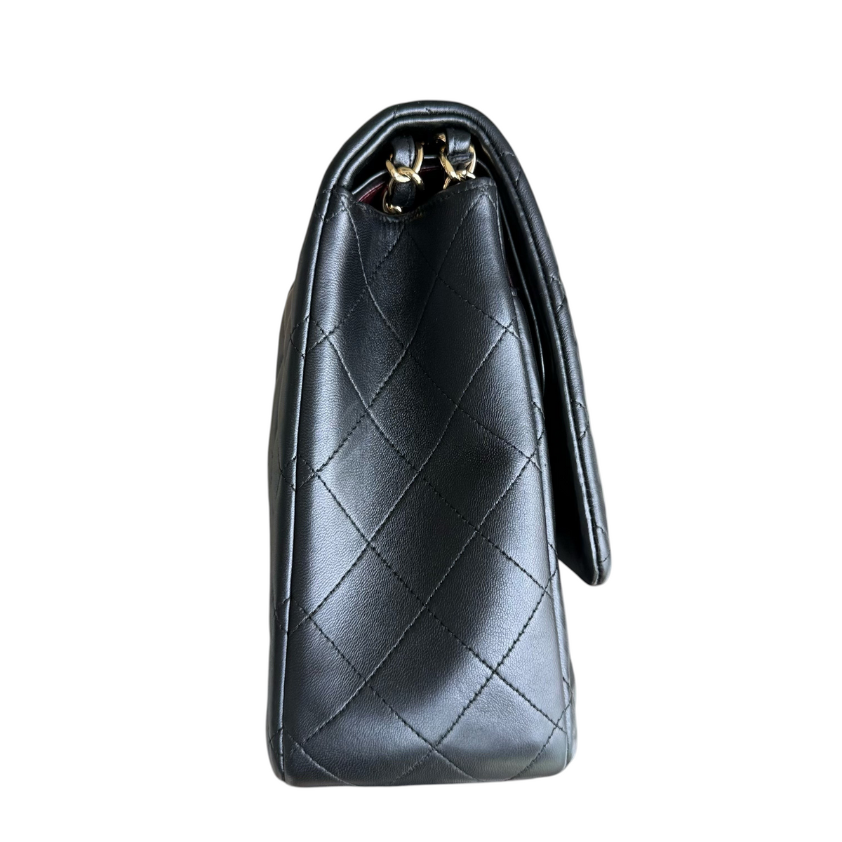 Luxury Evermore Chanel Classic Flap Maxi 34cm 黑色菱格纹羊皮双盖包侧面视图,配金色链条五金件