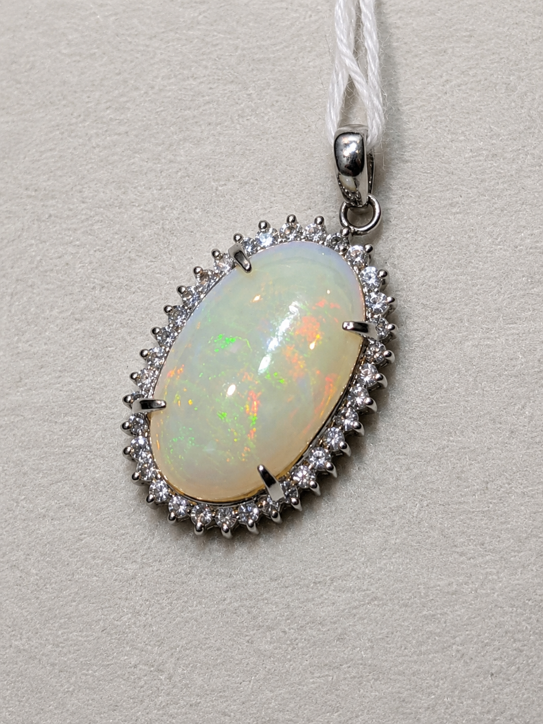 - Pendant in Pt900 - White Opal 7.30 oval + D0.51 3241 JJC1339