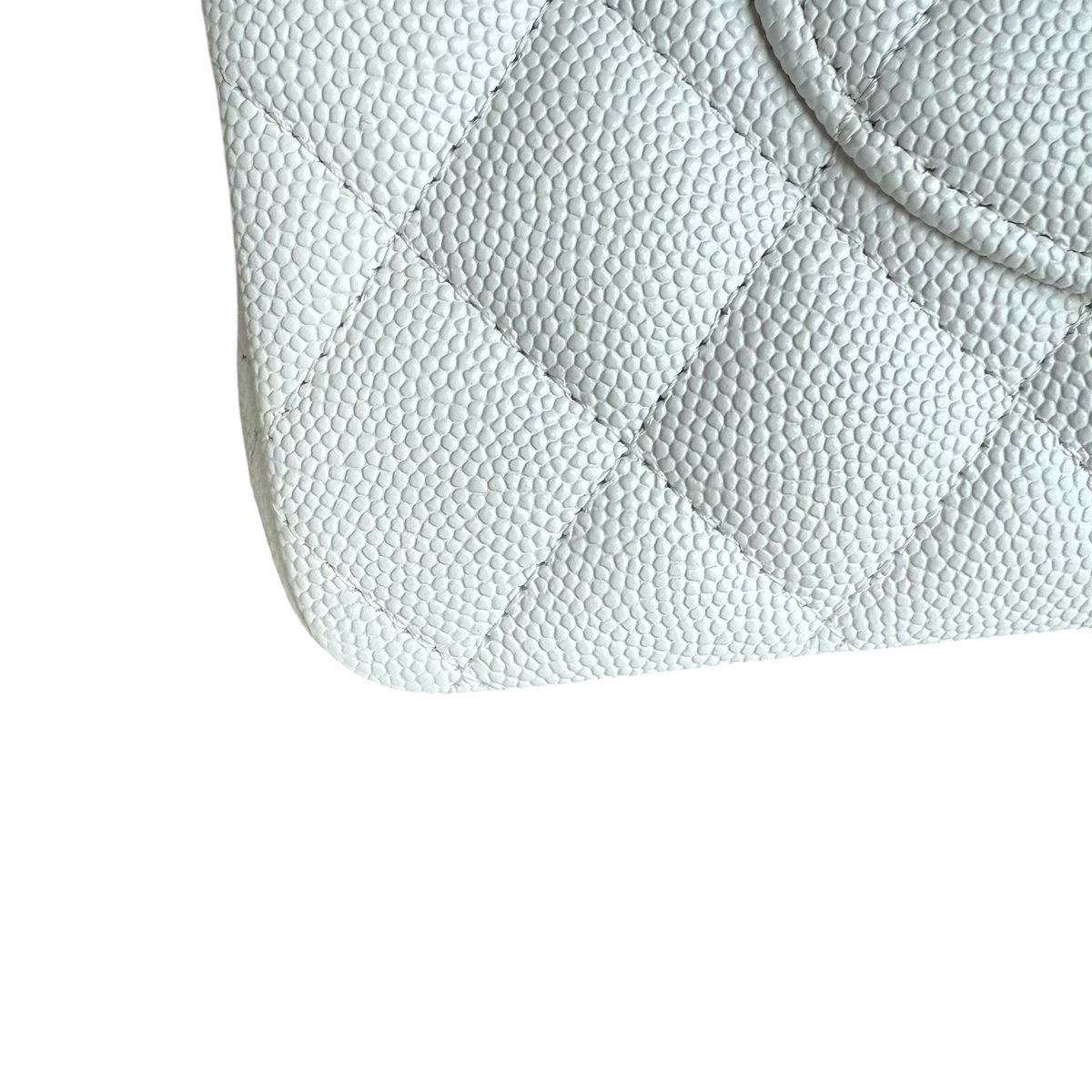 Luxury Evermore Chanel Classic Flap 中号手袋,采用白色鱼子酱纹理皮革,饰有标志性菱格纹缝线细节。