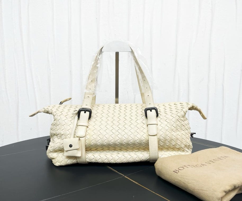 Bottega Veneta Bottega Veneta White Woven Boston Shoulder Bag 30 21900287