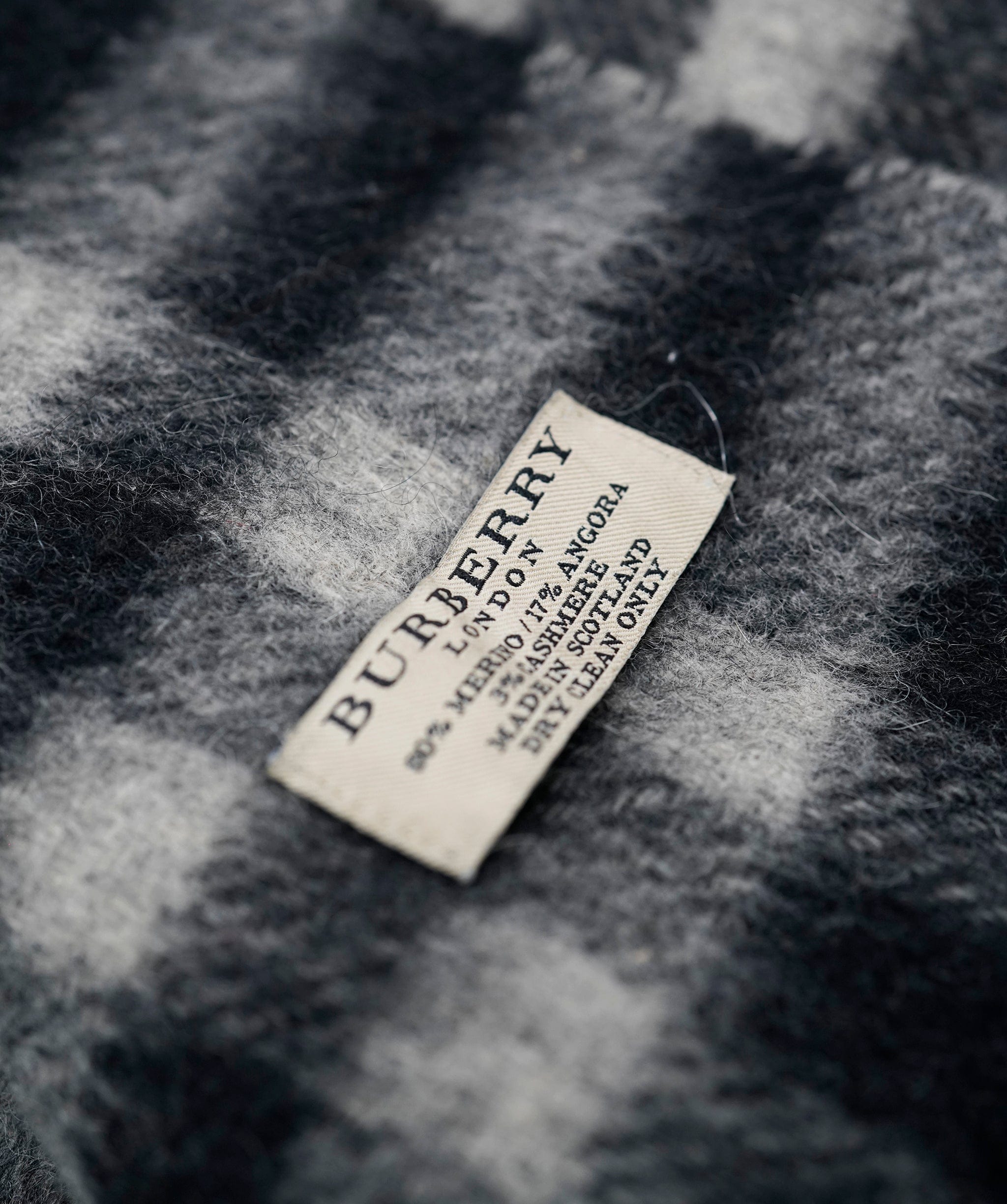 Burberry Burberry Vintage Black & Beige Wool Check Scarf ABC1039