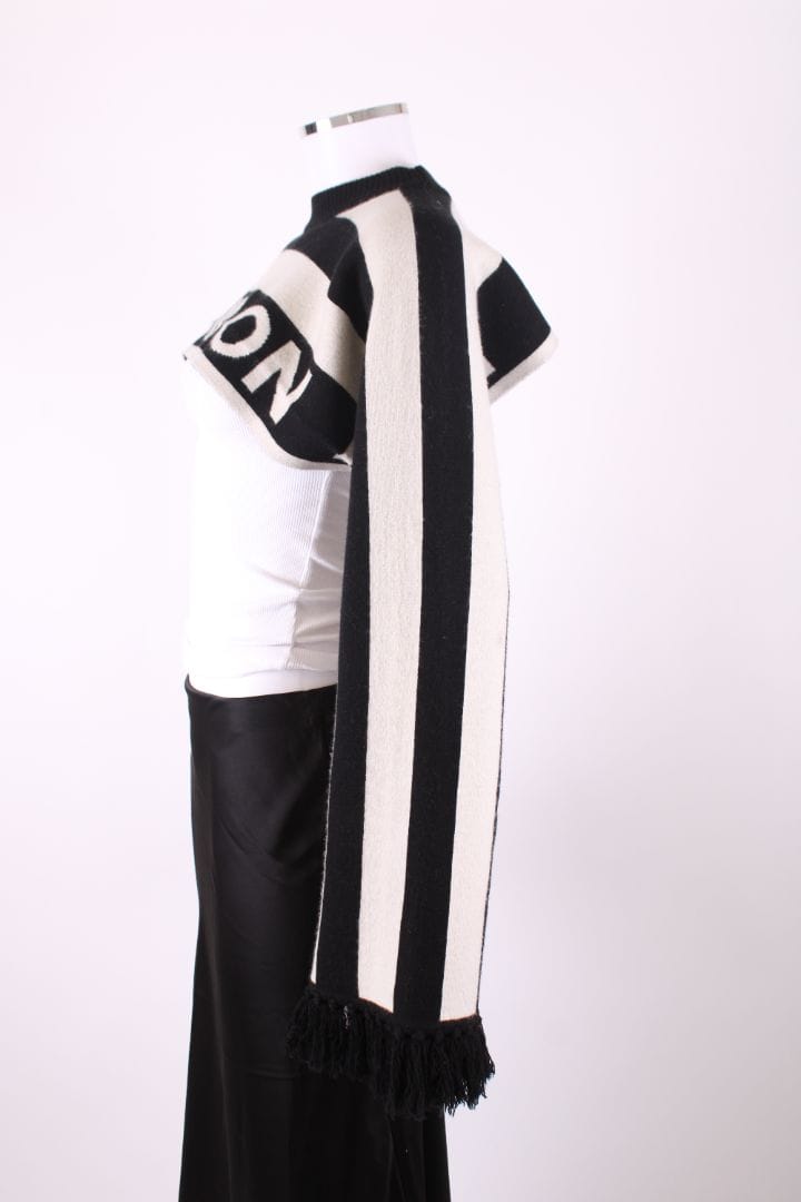 Burberry Burberry Football Scarf Head Hole Black/ White