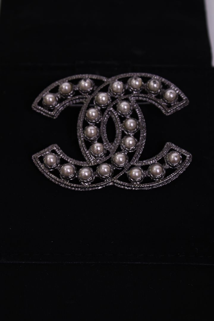 Chanel Chanel chanel pearl brooch black onesize