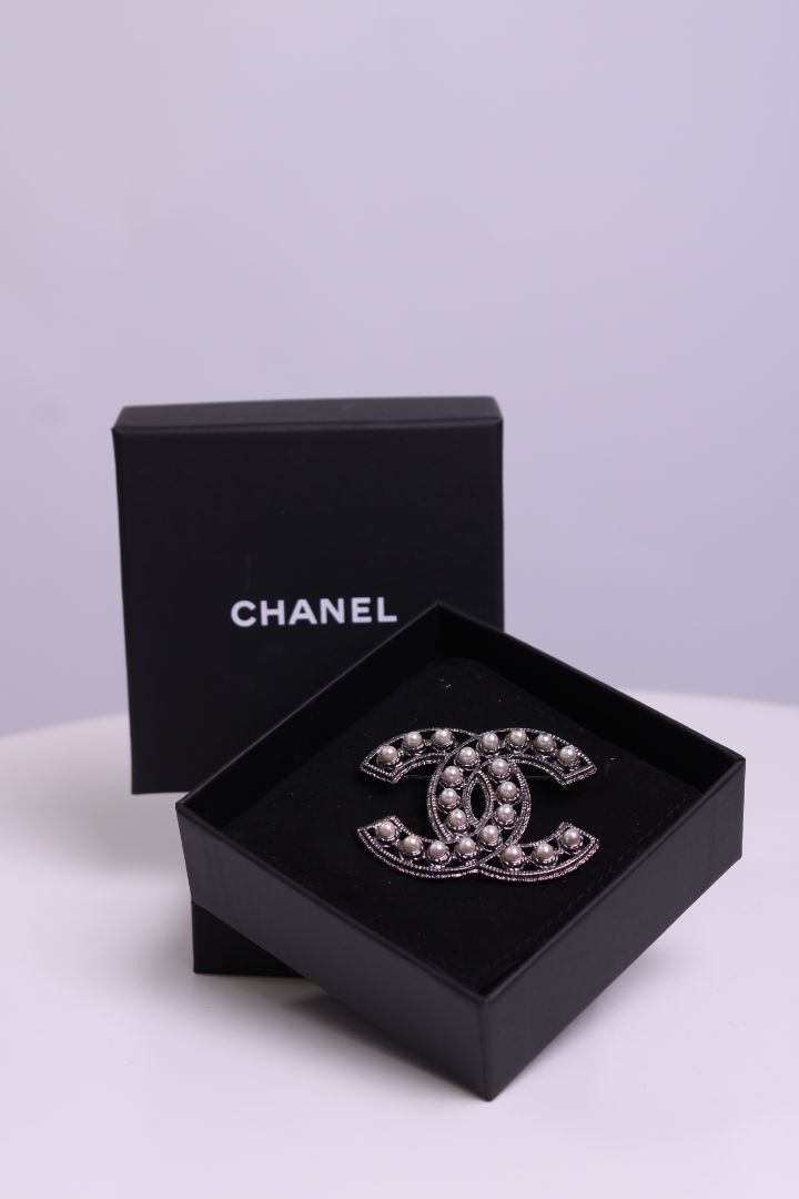 Chanel Chanel chanel pearl brooch black onesize