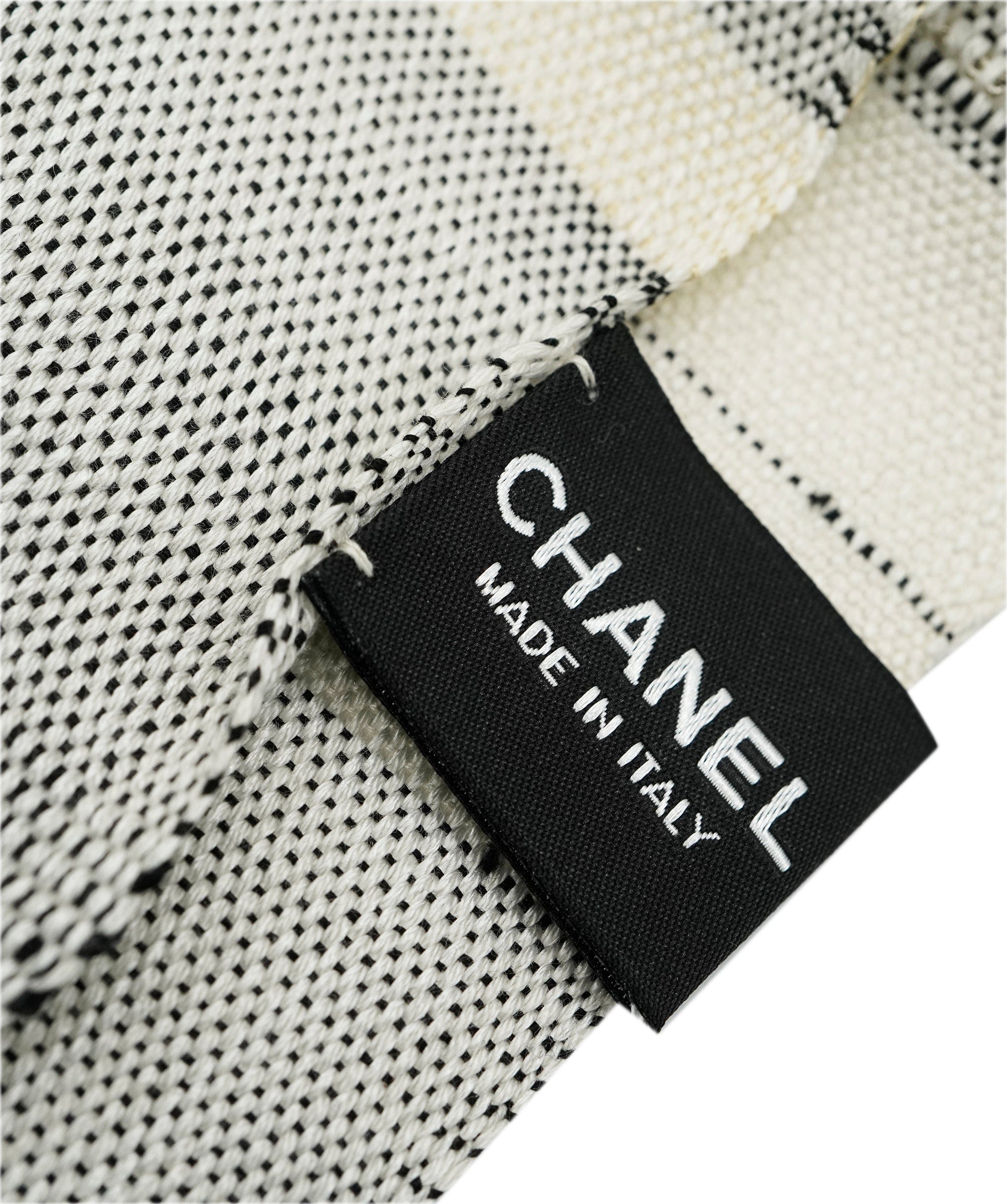 Chanel Chanel large Fouta, grey encrusted with pearls , excellent conditions DBXS3794